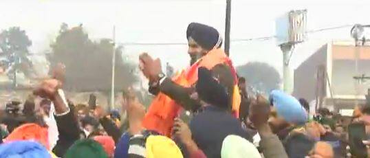 ਅੰਮ੍ਰਿਤਸਰ ਪਹੁੰਚਣ 'ਤੇ ਮਜੀਠੀਆ 'ਤੇ ਹੋਈ ਫੁੱਲਾਂ ਦੀ ਵਰਖਾ