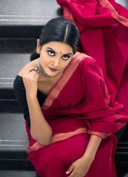 சேலை கட்டும் பெண்ணுக்கு வாசமுண்டு