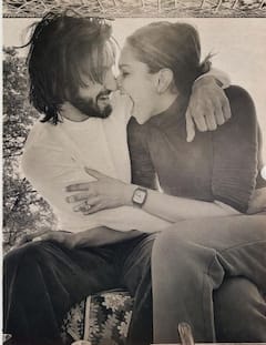 Deepika Padukone-Ranveer Singh: হাতে হাত, বিমানবন্দরে ক্যামেরাবন্দি রণবীর-দীপিকা