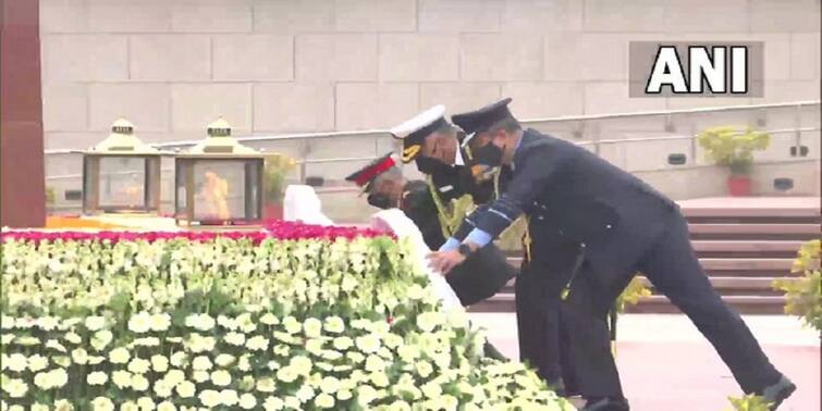 Army Day : Chiefs of three Armed Forces pay tribute at National War Memorial in Delhi on Army Day Army Day : সেনা দিবসে জাতীয় যুদ্ধ স্মৃতিসৌধ শ্রদ্ধাজ্ঞাপন ৩ সশস্ত্র বাহিনীর প্রধানের