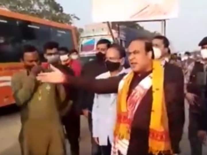 Watch: CM के काफिले पर थम गया ट्रैफिक तो भड़क गए मुख्यमंत्री हिमंता बिस्वा सरमा, DC को लगाई फटकार, कहा- यहां कोई राजा आ रहे हैं क्या?