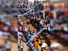 கயிற்றில் சிக்கிய இளைஞரின் கழுத்து.. எருது விடும் விழாவில் விபரீதம்