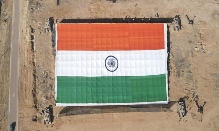 Indian Army Day 2022:  World’s largest national flag made of khad'i  displayed along the India- Pakistan border in Jaisalmer Army Day 2022: જેસલમેરમાં આર્મી દિવસ પર લહેરાવવામાં આવ્યો 225 ફૂટ લાંબો, 150 ફૂટ પહોળો ખાદીનો બનેલો સૌથી મોટો રાષ્ટ્ર ધ્વજ