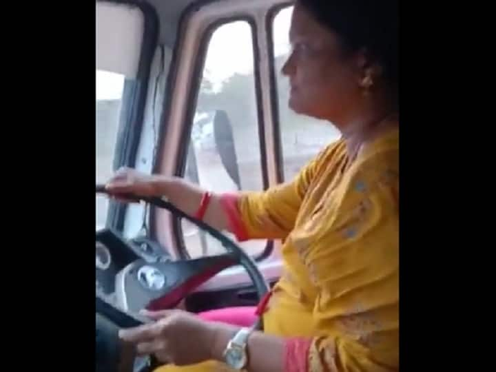 when the driver health deteriorated the woman takeover steering of the bus in pune चालू बसमध्ये ड्रायव्हरची तब्बेत बिघडली, प्रसंगावधान साधत महिलेने वाचवले सर्वांचे प्राण