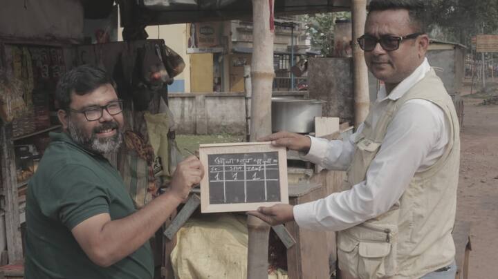 পরিচালক আরও বলছেন, 'অভিনেতা ঋত্বিক আর আমি মিলে একটা প্রোডাকশন হাউস খুলেছি, ১৮০ডিগ্রি। একদিন মনে হল, আমরা গ্রাম বাংলার হারিয়ে যাওয়া কবিগান ও পালাগানকে পর্দায় তুলে ধরতে পারি তাহলে বিষয়টা মন্দ হবে না। সেই থেকেই জন্ম ঝালাগান পালাগান-এর।'