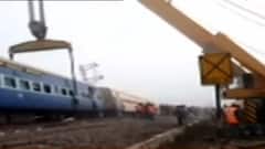 Guwahati-Bikaner Express Accident: ট্র্যাকে ট্রেন চালাতে যুদ্ধকালীন তত্‍পরতায় মেরামতির কাজ, বসল লোহার পাত। Bangla News