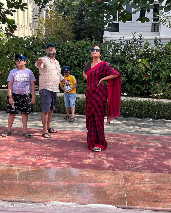 గాలిపటాలు ఎగరేస్తూ... (Image courtesy - @anasuya bharadwaj/Instagram)