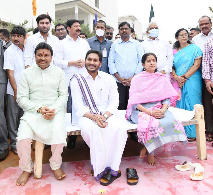 సంక్రాంతి సంబరాల్లో పాల్గొన్న సీఎం జగన్ దంపతులు