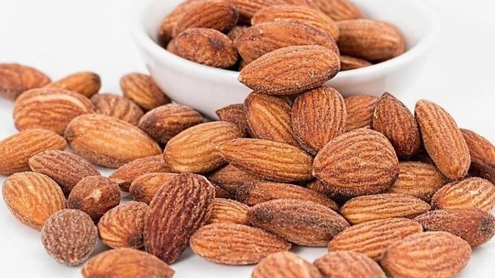 স্টিমড ব্রকোলি, ভেজটেবল ব্রথ, আমন্ড এবং স্কিম একসঙ্গে নিয়ে ব্লেন্ডারে রাখুন। তাতে স্বাদ মতো লবণ এবং গোলমরিচ গুঁড়ো যোগ করুন।