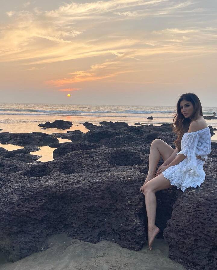 अभिनेत्री मौनी रॉय लवकरच बॉयफ्रेंड सूरज नाम्बियारसोबत लग्नाच्या बेडीत अडकणार असल्याचे वृत्त आहे.