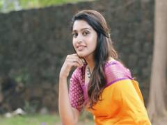 மலர்ந்த தாமரை அழகில் மின்னும் தன்யா... சேலையில் அழகின் அழகே! பேரழகாய்..