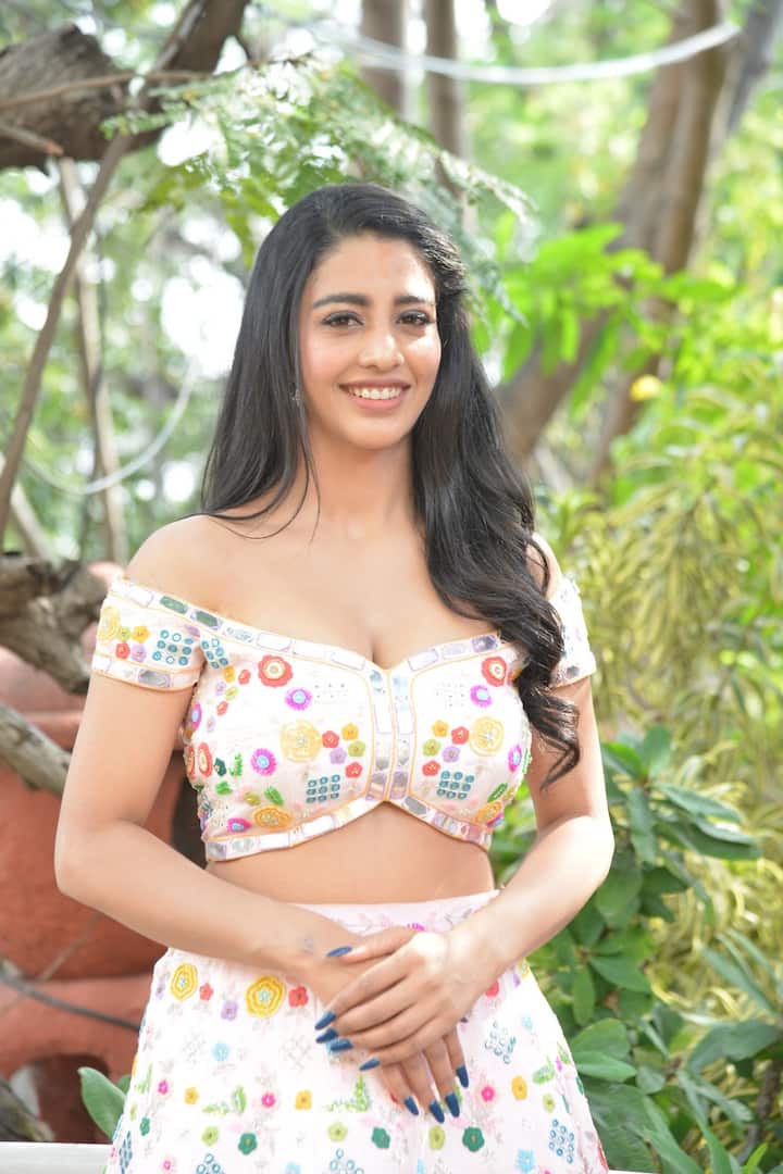దక్ష అందాలను.. అలా దీక్షగా చూడొద్దు, దిష్టి తగులుద్ది!