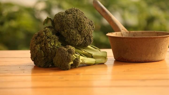 প্রণালী: পরিমাণ মতো ব্রকোলি নিয়ে ছোট ছোট করে কেটে নিন। ৫-৬ মিনিট স্টিমে বসিয়ে রাখুন।