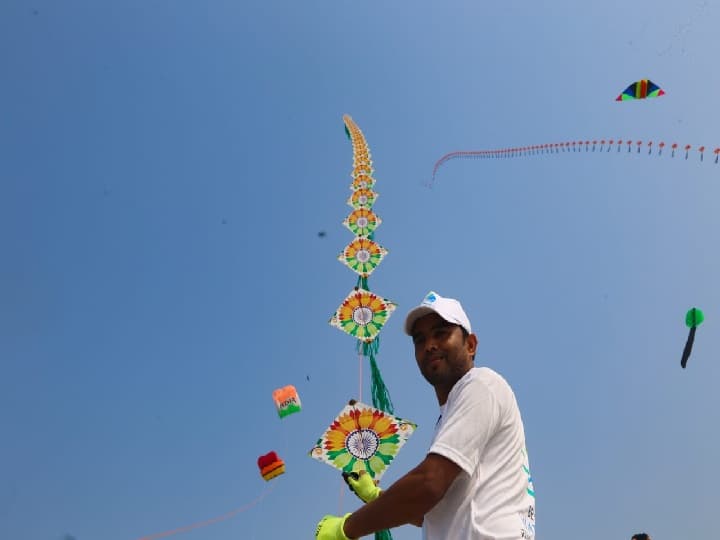 rajasthan Makar Sankranti abdul qadir flew 700 kites on single string in udaipur ann मकर संक्रांति पर उदयपुर के अब्दुल कादिर ने किया हैरान करने वाला कारनामा, एक ही डोर पर उड़ाई 700 पतंगें 