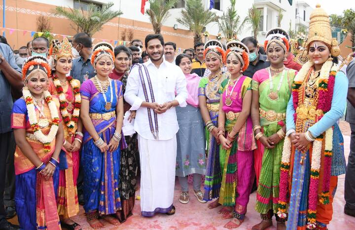 సంక్రాంతి సంబరాల్లో పాల్గొన్న సీఎం జగన్ దంపతులు