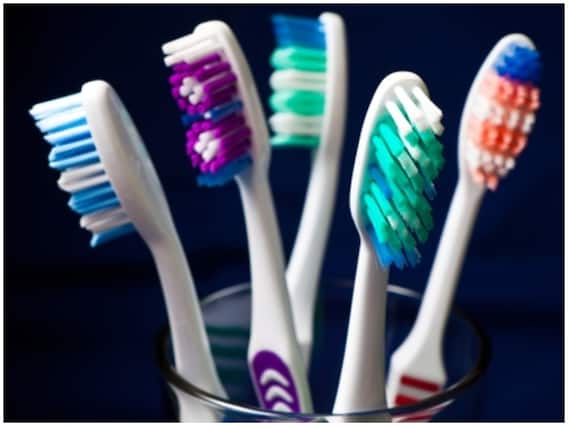Health Tips: Toothbrush खरीदते हुए इन बातों का रखें ध्यान, नहीं होगा दांतो को नुकसान Health Tips: Toothbrush खरीदते हुए इन बातों का रखें ध्यान, नहीं होगा दांतो को नुकसान