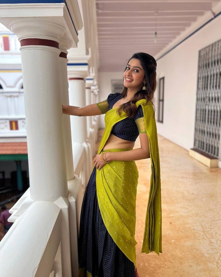 சின்ன மனசுக்கு வெளங்க வில்லையே நடந்தது என்னென்ன என்ன எண்ணியும் புரியவில்லையே நடப்பாது என்னென்ன