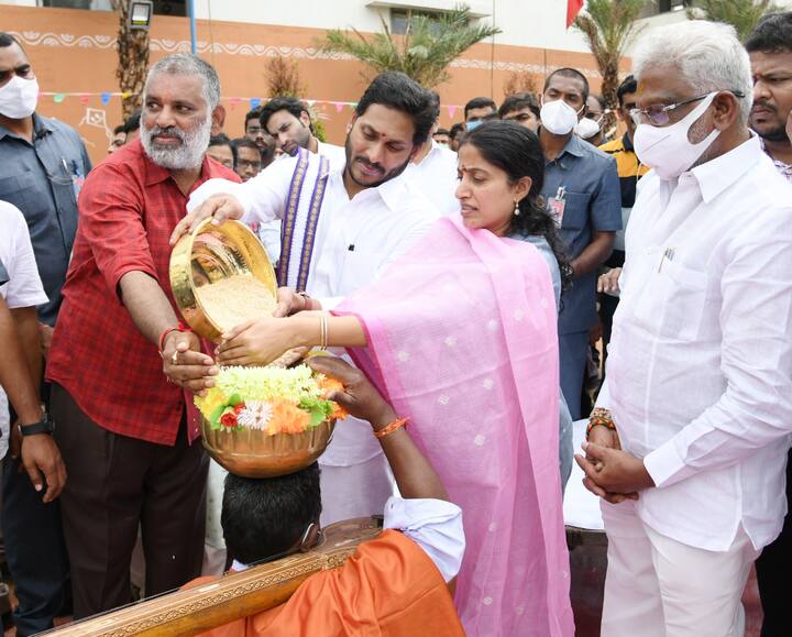 సంక్రాంతి సంబరాల్లో పాల్గొన్న సీఎం జగన్ దంపతులు