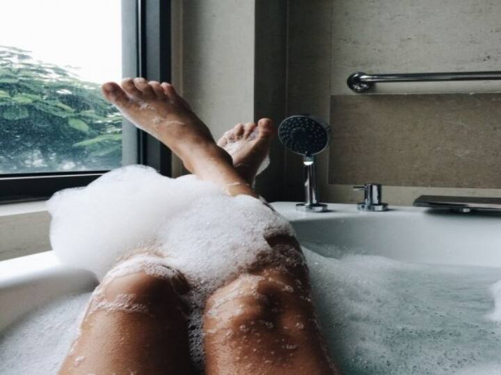 Husband Kept Wife's Bathing Video As WhatsApp Status, Booked in mumbai மனைவி குளிக்கும் வீடியோவை வாட்ஸ்அப் ஸ்டேட்டஸாக வைத்த கணவன் - சிக்கிய மொத்த குடும்பம்..!