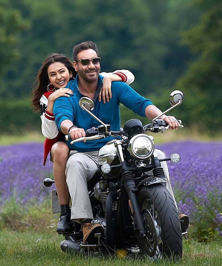 Ajay Devgn: अजय देवगन फ़िल्म 'दे दे प्यार दे' में एक्ट्रेस रकुल प्रीत के साथ रोमांस करते हुए नज़र आए थे. जहां अजय देवगन 52 साल के हैं तो वहीं रकुल की उम्र 31 साल है. यानी दोनों में लगभग 21 साल का अंतर है.