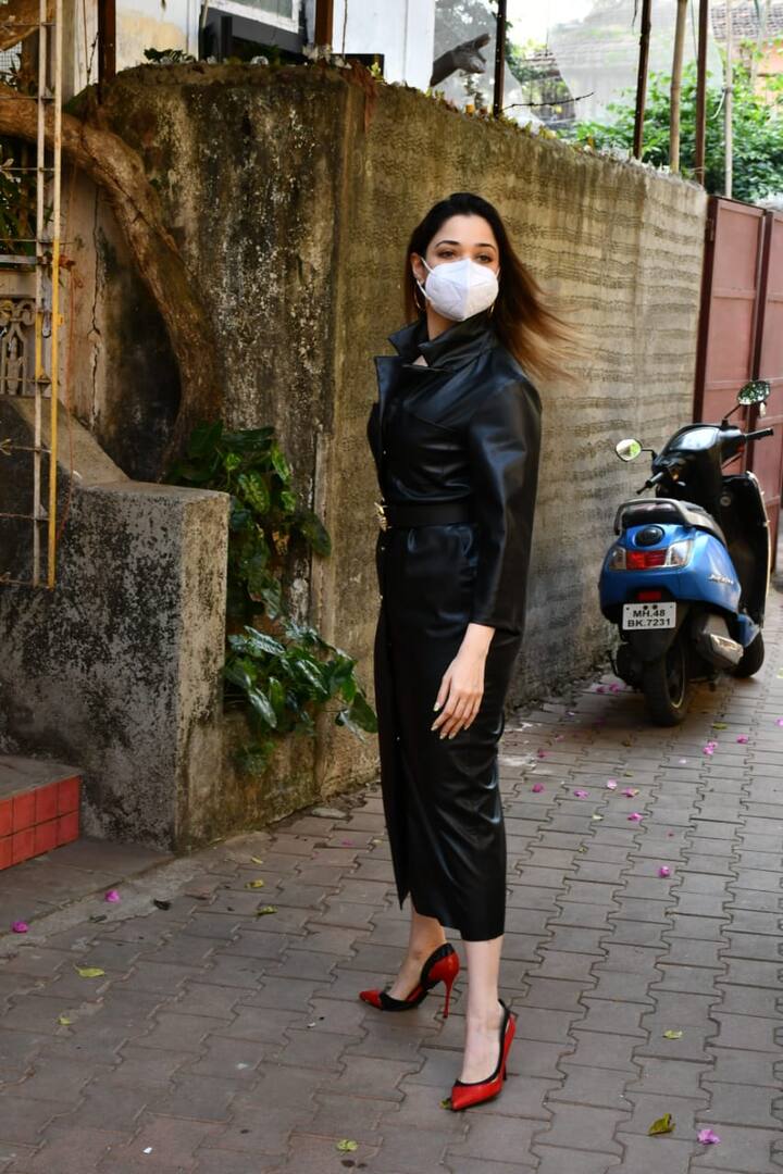तमन्ना ने इस दौरान ब्लैक लेदर ड्रेस के साथ रेड हील्स को कैरी किया हुआ था.
