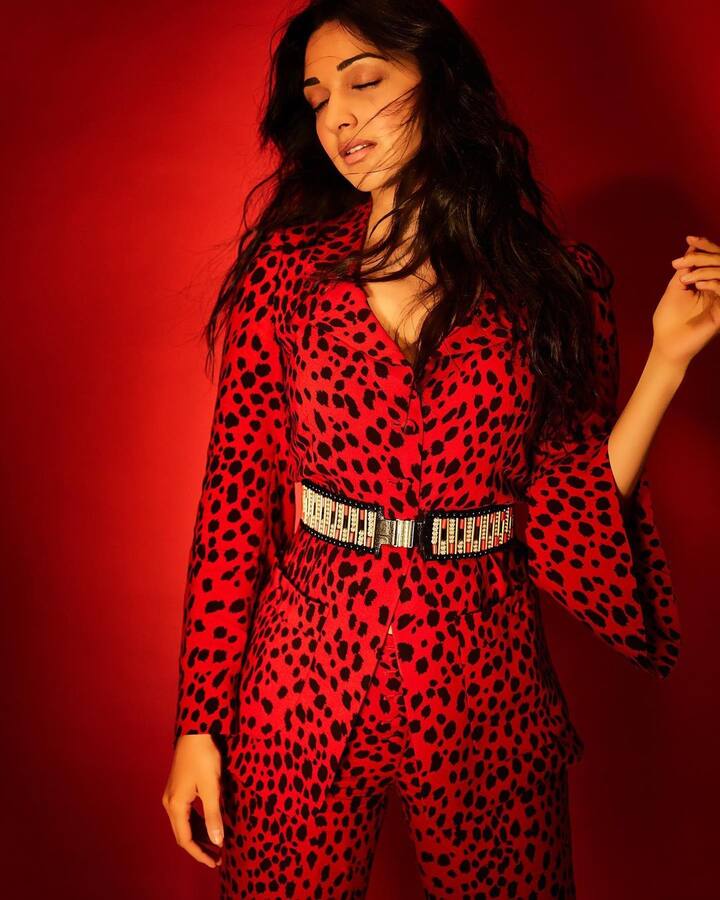 कियारा आडवाणी (Kiara Advani) की गिनती अब बॉलीवुड की टॉप एक्ट्रेस में की जाती है. इतना ही नहीं इंस्टाग्राम पर भी उनकी फैन फॉलोइंग दिन ब दिन बढ़ती ही जा रही है. अपनी एक्टिंग के अलावा कियारा फिटनेस और स्टाइल को लेकर भी लोगों की फेवरेट हैं.