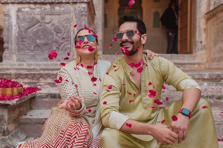 विक्की और कैटरीना की शादी में उनके बॉलीवुड के कुछ खास दोस्त भी शामिल हुए थे. जिसमें नेहा और अंगद के साथ कबीर खान(Kabir Khan), मिनी माथुर(Mini Mathur) और शार्वरी वाघ(Sharvari Wagh) शामिल हैं. नेहा और अंगद बाराती बनकर शामिल हुए थे.(फोटो- सोशल मीडिया)