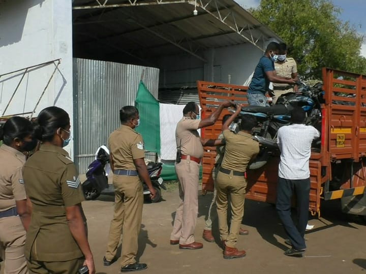 நீதிமன்ற தடையை மீறி ஆடுகளம் பட பாணியில் நடத்தப்பட்ட சேவல் சண்டை - ஒரு சேவல் இறந்ததால் பரபரப்பு