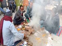 Bihar News: कोरोना को 'भगाने' के लिए मुजफ्फरपुर में लोगों ने किया हवन, कहा- वैज्ञानिक फेल, साइंस पर हमें भरोसा नहीं