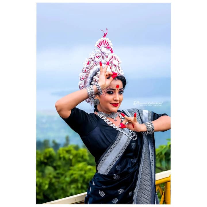 हे फोटो शेअर करत तिने लिहलंय 'त्तरायणात प्रवेश करणाऱ्या सूर्यदेवाचे तेज आपल्या सर्वांच्या आयुष्यातील तिमिर दूर करणारे होवो.🌞  सङ्क्रमणं ते शुभं भवतु।'