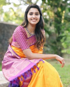 மலர்ந்த தாமரை அழகில் மின்னும் தன்யா... சேலையில் அழகின் அழகே! பேரழகாய்..