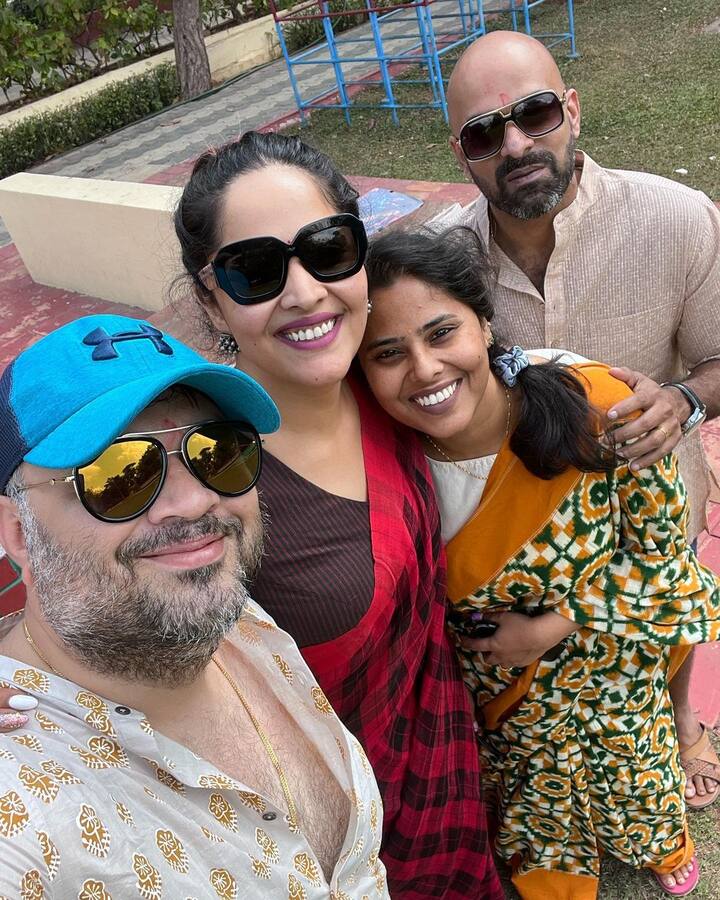 స్నేహితులతో... (Image courtesy - @anasuya bharadwaj/Instagram)