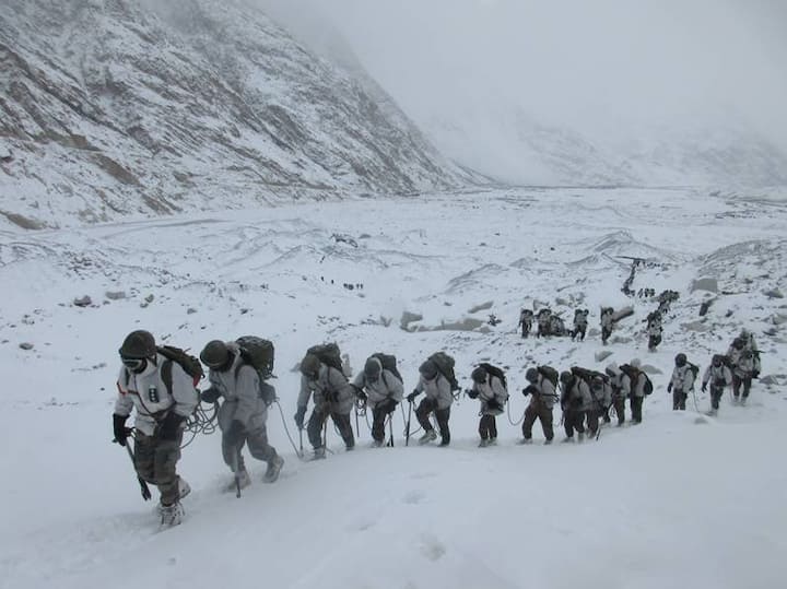 1947లో భారత్ స్వాతంత్య్రం సాధించుకున్నా ఆర్మీ అధికారాలు మాత్రం మన చేతికి రాలేదు. 1949లో భారత్ చేతికి ఆర్మీ పగ్గాలు జనవరి 15న వచ్చాయి. (Photos Credit: Twitter)
