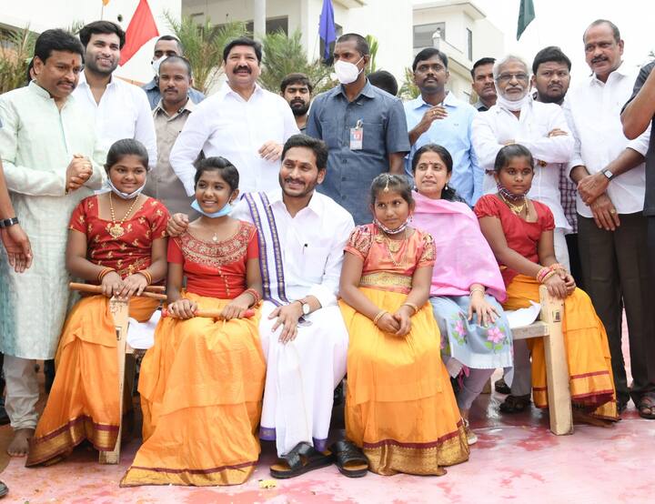 సంక్రాంతి సంబరాల్లో పాల్గొన్న సీఎం జగన్ దంపతులు