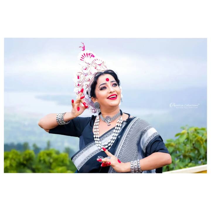 वेगवेगळ्या लूकमधील फोटो शेअर करून अपूर्वा तिच्या चाहत्यांच्या संपर्कात राहते. (photo:apurvanemlekarofficial/ig)