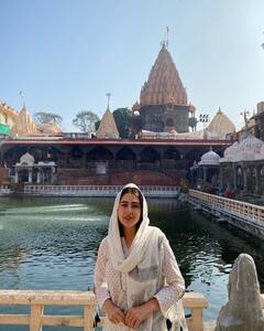 Sara Ali Khan At Mahakaleshwar Temple: सिर पर दुपट्टा ओढ़े , मास्क लगाए मां संग महाकाल के दर्शन को पहुंचीं सारा अली खान, कही ये बात...