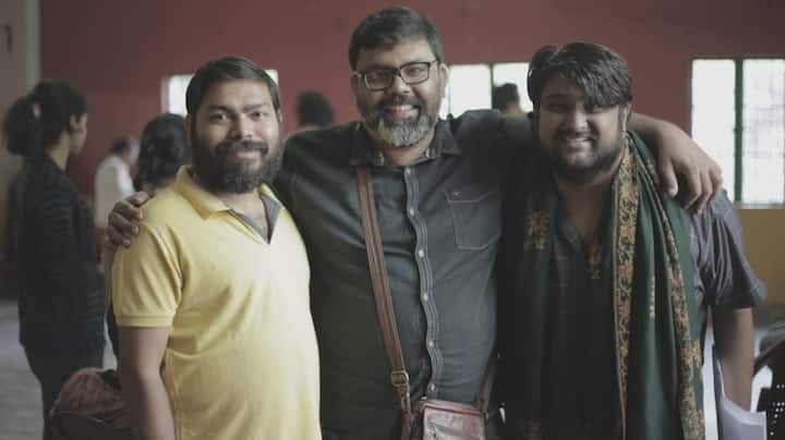 নতুন সিরিজ নিয়ে পরিচালক প্রদীপ্ত বলছেন, 'অনেকদিন আগেই ভেবেছিলাম বাঙালিদের একেবারে ঘরোয়া বিষয় নিয়ে একটা সিরিজ তৈরি করব। বাঙালির চিরন্তন আড্ডা এবং যে বিষয়গুলো নিয়ে বাঙালিরা ঝগড়া করতে ভালোবাসে তার মধ্যে বিভিন্ন জমজমাট বিষয় রয়েছে। যেমন, 'উত্তমকুমার নাকিসৌমিত্র, এ নিয়ে ঝগড়া। অথবা গ্রাম বনাম শহর, বা ইস্টবেঙ্গল - মোহনবাগান' এমনই বিষয় নিয়ে কাজ করার ইচ্ছা ছিল। '
