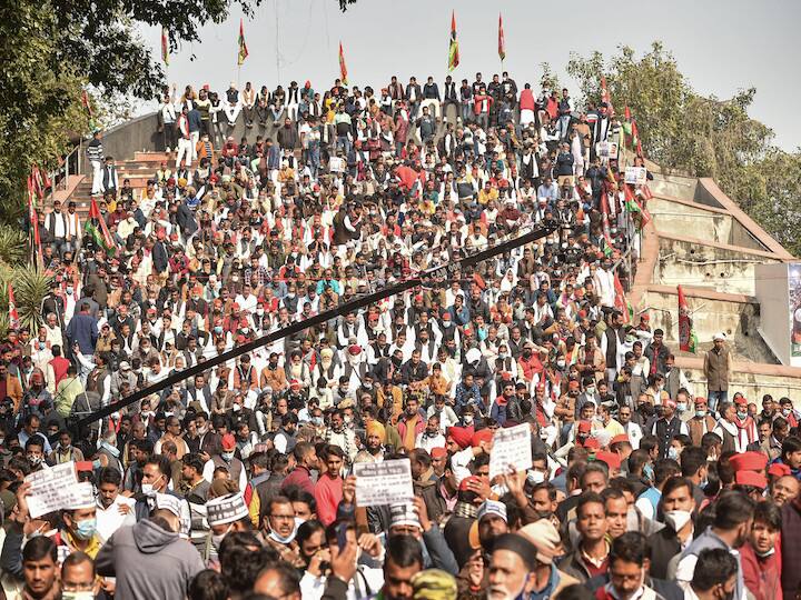 UP Election 2022 EC Action in case of crowd gathering in Lucknow, SHO suspended, ACM first ACP summoned Akhilesh Rally: लखनऊ में भीड़ जमा होने के मामले में चुनाव आयोग सख्त, SHO सस्पेंड, ACM प्रथम और ACP से जवाब तलब