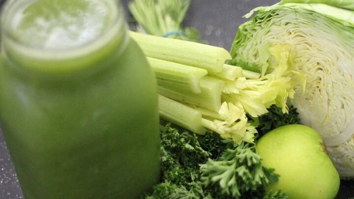 উপকরণ: ভেজটেবল ব্রথ বা সবজি এবং ভেষজ ফুটিয়ে বার করা জল, ব্রকোলি, আমন্ড, স্কিমড মিল্ক, লবণ, গোলমরিচ গুঁড়ো।