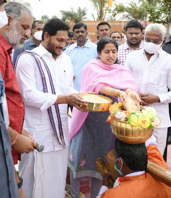సంక్రాంతి సంబరాల్లో పాల్గొన్న సీఎం జగన్ దంపతులు