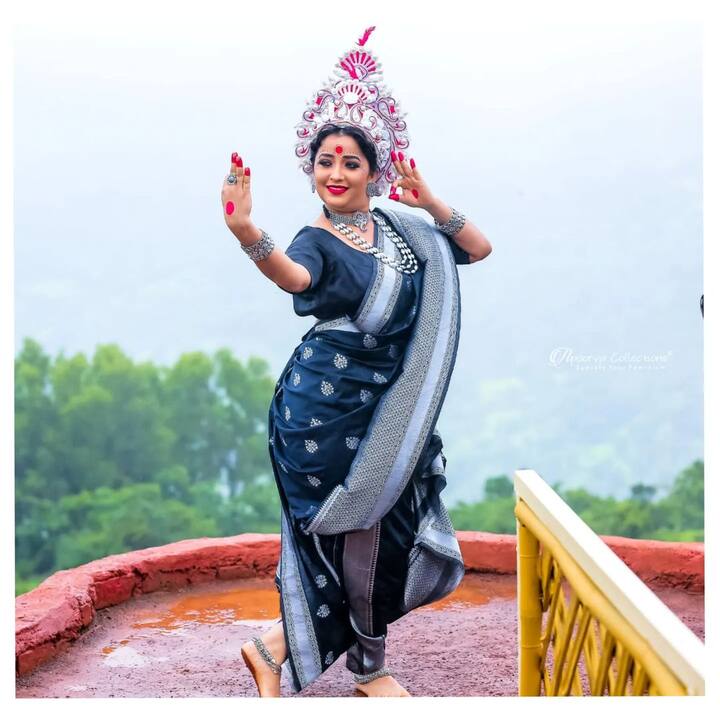 तिने नुकतेच  काळ्या साडीत एक फोटोशूट केलंय, ज्यात ती खूपच सुंदर दिसतेय. (photo:apurvanemlekarofficial/ig)