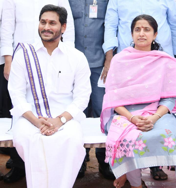 సంక్రాంతి సంబరాల్లో పాల్గొన్న సీఎం జగన్ దంపతులు