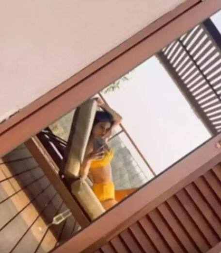 ਇਨ੍ਹੀਂ ਦਿਨੀਂ ਵਿਆਹ ਦੀਆਂ ਖਬਰਾਂ ਨੂੰ ਲੈ ਕੇ ਚਰਚਾ 'ਚ ਬਣੀ ਮੌਨੀ ਰਾਏ ਨੇ ਬੀਚ ਤੋਂ ਆਪਣੀਆਂ ਕੁਝ ਸ਼ਾਨਦਾਰ ਤਸਵੀਰਾਂ ਸ਼ੇਅਰ ਕੀਤੀਆਂ ਹਨ। ਇਨ੍ਹਾਂ ਤਸਵੀਰਾਂ 'ਚ ਮੌਨੀ ਸੂਰਜ ਡੁੱਬਣ ਦਾ ਆਨੰਦ ਲੈਂਦੀ ਨਜ਼ਰ ਆ ਰਹੀ ਹੈ।