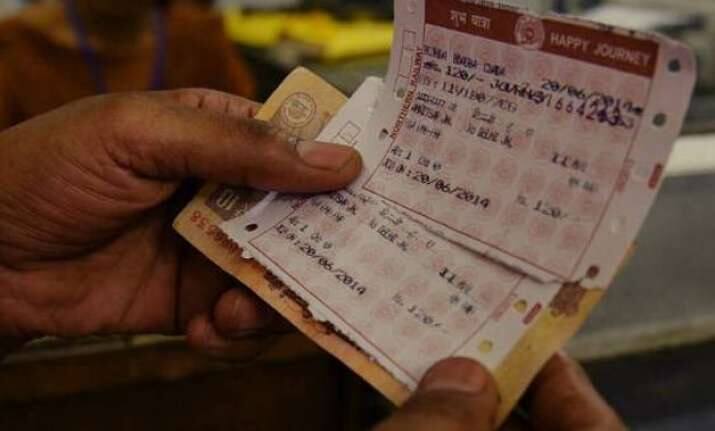 आपको बता दें पहले रेलवे मास्क न लगाने पर 100 रुपये का फाइन था, लेकिन पश्चिम रेलवे ने ओमिक्रोन के बढ़ते मामलों को देखते हुए इस फाइन को बढ़ाकर 500 रुपये कर दिया है.