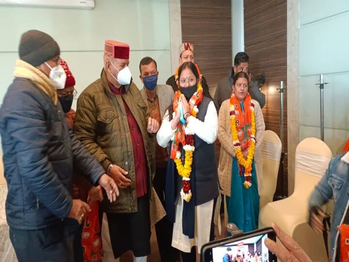 Uttarakhand Election  Mussoorie people  Muslim community  membership BJP Congress leaders ANN Uttarakhand Election : चुनाव से पहले उत्तराखंड में दल बदलने के दौर जारी, मसूरी में कांग्रेस के कई नेताओं ने थामा बीजेपी का दामन