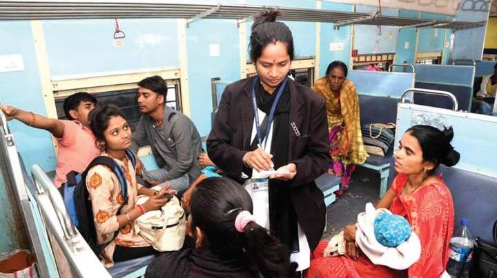 अगर आपके पास वैक्सीन की दोनों डोज का सर्टिफिकेट नहीं है तो आप ट्रेन में सफर नहीं कर पाएंगे. दक्षिणी रेलवे ने कहा था 10 जनवरी के बाद बिना वैक्सीनेशन वाले लोग ट्रेन में यात्रा नहीं कर सकेंगे.