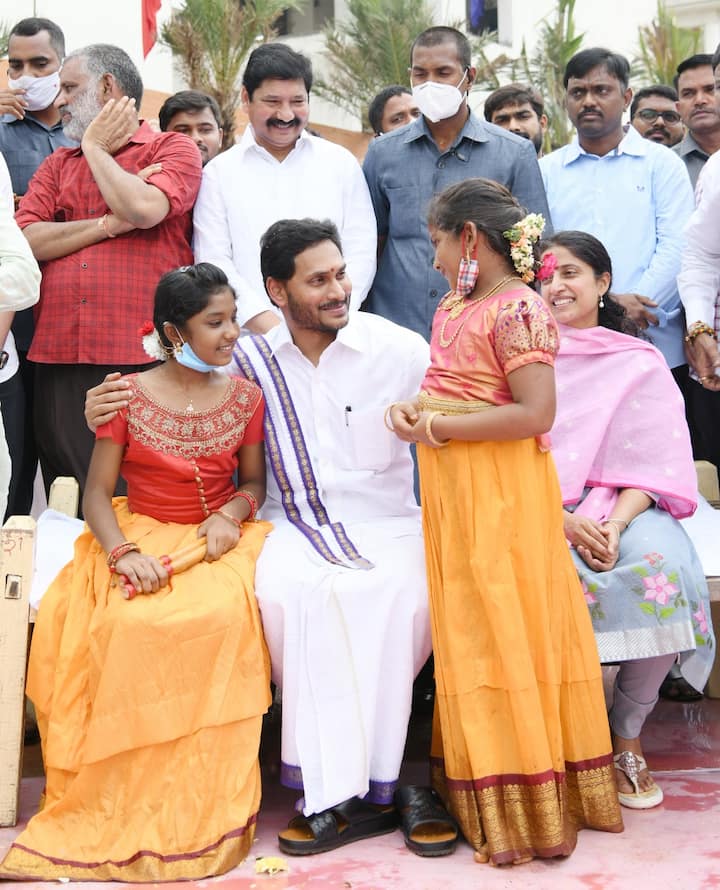 సంక్రాంతి సంబరాల్లో పాల్గొన్న సీఎం జగన్ దంపతులు