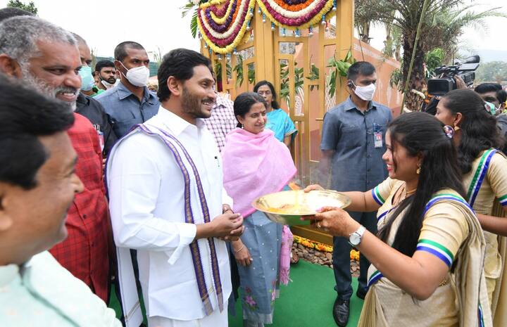 దేవాదాయ శాఖ మంత్రి వెలంపల్లి శ్రీనివాసరావు, టీటీడీ ఛైర్మన్ వైవీ.సుబ్బారెడ్డి సహా పలువురు ప్రజాప్రతినిధులు, ఉన్నతాధికారులు హాజరు