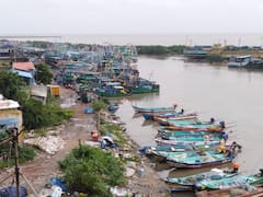 தமிழக மீனவர்களின் உடமைகளை பறித்து கொண்டு விரட்டி அடித்த இலங்கை கடற்கொள்ளையர்கள்