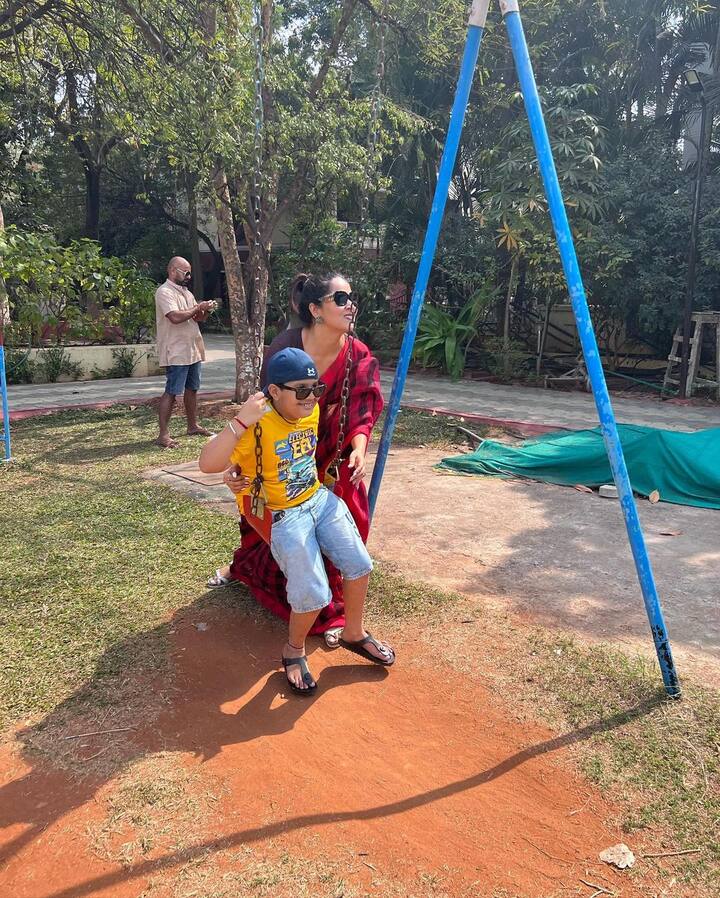 అబ్బాయిని ఊయలలో ఆటలు ఆడిస్తూ... (Image courtesy - @anasuya bharadwaj/Instagram)